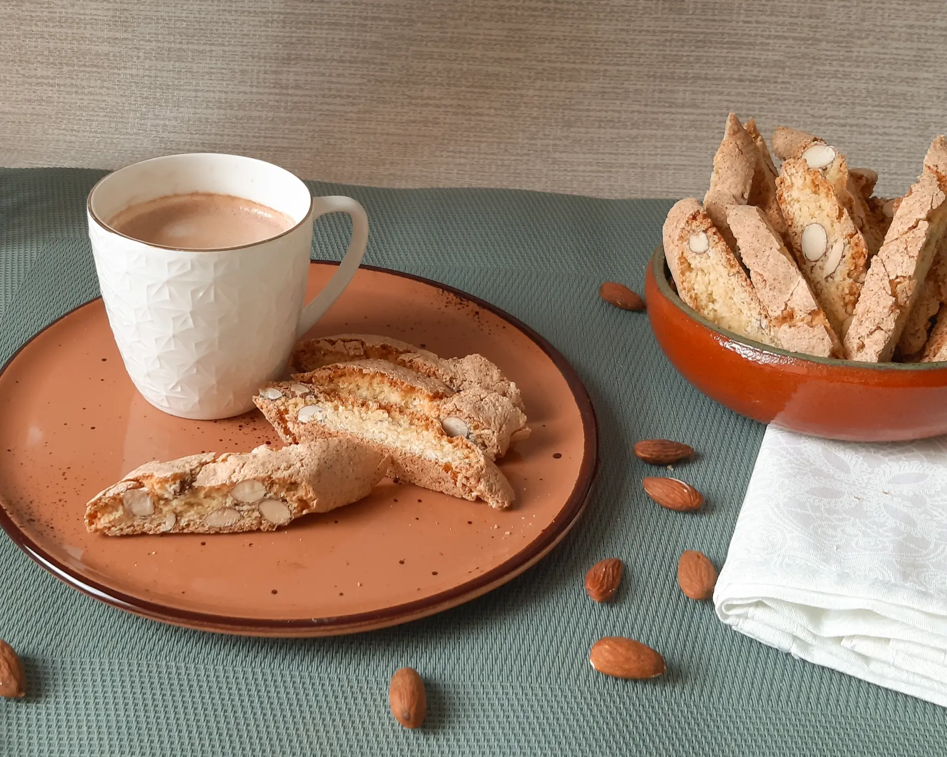 biscoitos de amêndoas em um arranjo de mesa